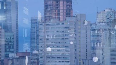 Yüksek binaların havadan görüntüsüne karşı istatistiksel ve borsa veri işleme animasyonu. Küresel ekonomi ve iş teknolojisi kavramı