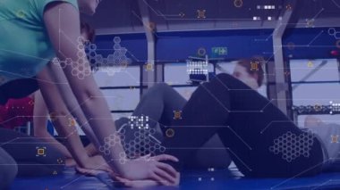 Spor salonunda egzersiz yapan beyaz kadın sporcularla ilgili veri işleme animasyonu. Küresel spor ve dijital arayüz kavramı, dijital olarak oluşturulmuş video.