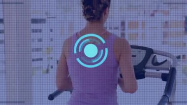 Spor salonunda egzersiz yapan Kafkas sporcu kadının veri işleme animasyonu. Küresel spor ve dijital arayüz kavramı, dijital olarak oluşturulmuş video.