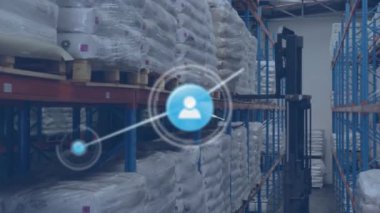 Depoda forklift kullanan erkek işçilerin dikiz aynasından dijital simge ağının animasyonu. Küresel ağ ve lojistik iş teknolojisi kavramı