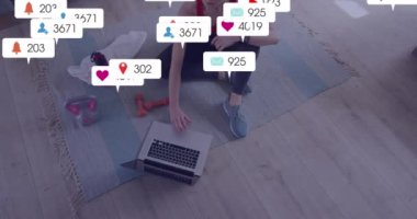 Laptop kullanan beyaz kadın üzerinde numaralar bulunan sosyal medya simgelerinin animasyonu. Yaşam tarzı, iletişim, sosyal medya ve dijital arayüz konsepti dijital olarak oluşturulmuş video.