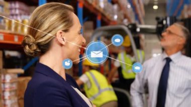 Depoda gülümseyen beyaz kadın yöneticilere karşı dijital ikonlar ağı animasyonu. Küresel ağ ve lojistik iş teknolojisi kavramı