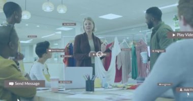 Sosyal medya simgeleri ve çeşitli iş adamları üzerinde çalışan veri işleme animasyonları. Küresel iş, finans, hesaplama ve veri işleme kavramı dijital olarak oluşturulmuş video.