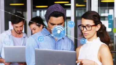 Ofisteki çeşitli iş adamlarıyla olan bağlantıların animasyonu. Dijital olarak oluşturulmuş küresel bağlantılar, iş, finans, bilgisayar ve veri işleme kavramı.