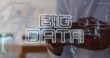 Afro-Amerikan erkeğinin akıllı telefon kullanan orta kesimine karşı büyük veri mesaj pankartı animasyonu. İş veri teknolojisi kavramı