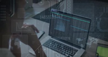 Çift ırklı bir kadının bilgisayarında video kaydı olan veri işleme arayüzünün animasyonu. Bilgisayar arayüzü ve iş teknolojisi kavramı