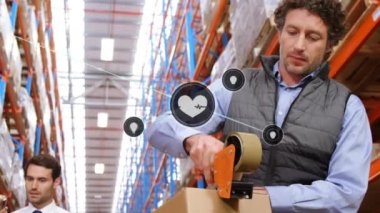 Depoda kutu paketleyen beyaz erkek işçilere karşı dijital ikon ağı animasyonu. Küresel ağ ve lojistik iş teknolojisi kavramı