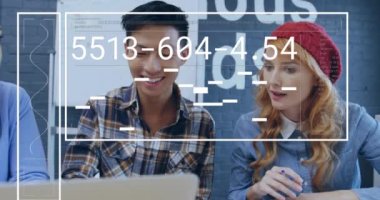 Ofiste tartışan çeşitli meslektaşlar takımına karşı veri işleme arayüzü animasyonu. Bilgisayar arayüzü ve iş teknolojisi kavramı