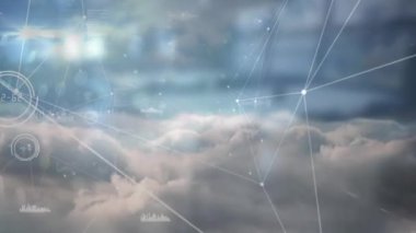 Bulutlarla gökyüzünde işlenen veri ile bağlantı ağının animasyonu. Küresel iş, bağlantılar ve dijital arayüz kavramı dijital olarak oluşturulmuş video.