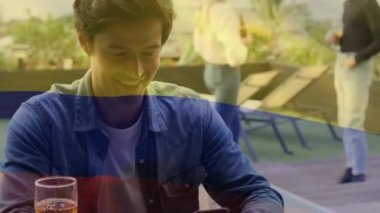 Kolombiya bayrağının animasyonu, bira içen farklı arkadaşlara göre. Tatil ve vatanseverlik kavramı, dijital olarak üretilen video.