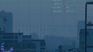 Şehir manzarasının havadan görüntüsüne karşı istatistiksel ve borsa veri işleme animasyonu. Küresel ekonomi ve iş veri teknolojisi kavramı