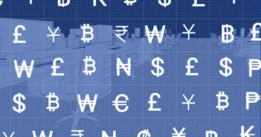 Boş ofise karşı şebeke üzerinden çoklu para birimi sembollerinin animasyonu. Küresel ekonomi ve iş teknolojisi kavramı