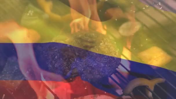 バーベキューグリルで肉や野菜料理に手を振ってコロンビアフラグのアニメーション デジタル複合体 愛国心 アイデンティティとお祝いの概念 — ストック動画