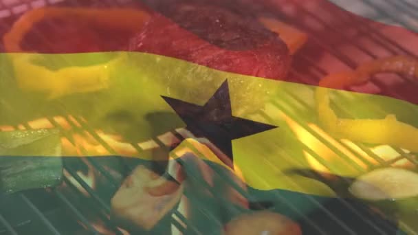 バーベキューグリルで肉や野菜料理に手を振るガーナ国旗のアニメーション デジタル複合体 愛国心 アイデンティティとお祝いの概念 — ストック動画