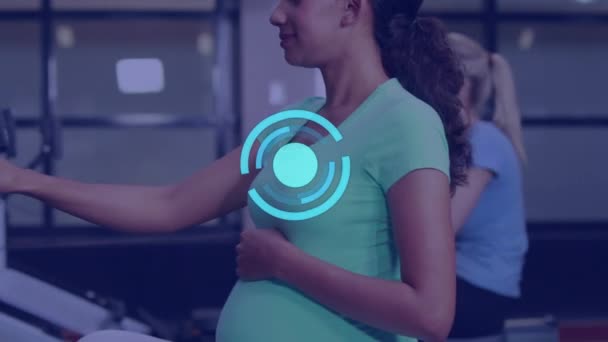 幸せな妊婦がジムで運動する上でのデータ処理のアニメーション グローバルスポーツとデジタルインターフェースの概念 デジタル生成されたビデオ — ストック動画