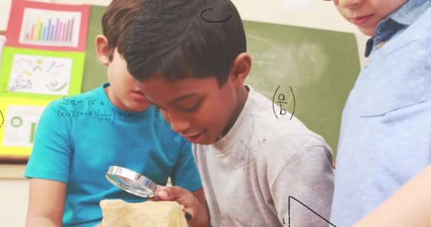 在不同的男孩在学校的科学课上考察岩石时 数学方程的动画化 学校和教育概念 — 图库视频影像