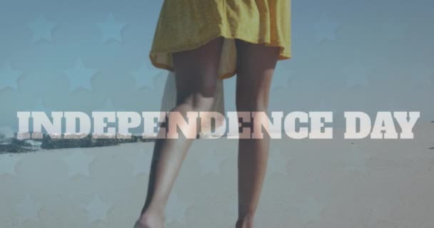 Animación Independencia Pancarta Texto Sobre Sección Baja Una Mujer Caminando — Vídeo de stock