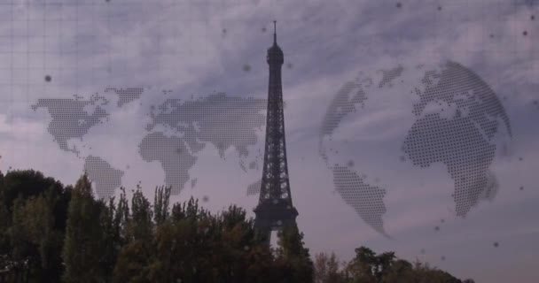 Animatie Van Wereldkaart Draaiende Wereldbol Tegen Het Zicht Van Eiffeltoren — Stockvideo