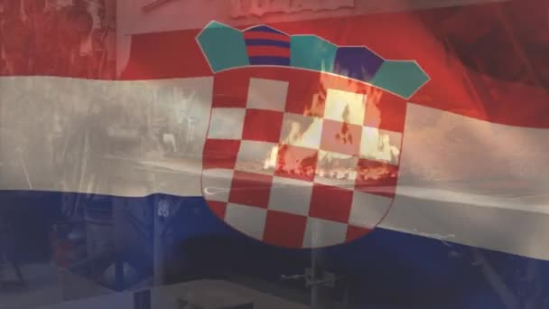 Cmレストランでバーベキューグリルで燃える火の上に手を振るクロアチアの旗のアニメーション デジタル複合体 愛国心 アイデンティティとお祝いの概念 — ストック動画