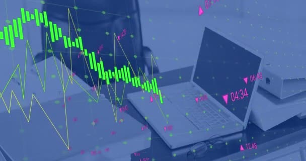 Animation Der Datenverarbeitung Gegen Laptop Auf Büroschreibtisch Computerschnittstelle Und Business — Stockvideo