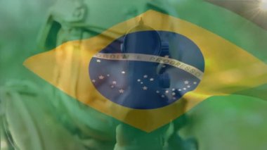 Kafkas erkek askerinin üzerine silah doğrultmuş Brezilya bayrağı animasyonu. Küresel vatanseverlik, askeri ve dijital arayüz kavramı, dijital olarak üretilen video.