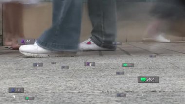 Şehir caddesinde yürüyen insanların sosyal medya veri işleme animasyonları. Dijital olarak oluşturulmuş küresel sosyal medya, bağlantılar, hesaplama ve veri işleme kavramı.