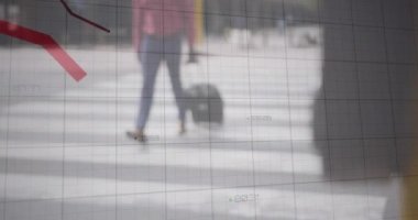 Düşen grafiklerin animasyonu, değişen numaralar, yuvarlanan bavulla yürüyen Afrikalı Amerikalı adam. Dijital bileşik, çoklu pozlama, rapor, iş, kayıp, azaltma, seyahat kavramı.