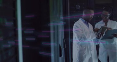 Çeşitli insanlar üzerinde bilgisayar sunucuları tarafından veri işleme animasyonu. Küresel bulut hesaplama, dijital arayüz ve veri işleme kavramı dijital olarak oluşturulmuş video.