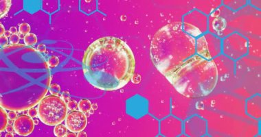 Mor arka planda altıgenlerin üzerindeki kabarcıkların canlandırması. Bilim, tıp ve dijital arayüz kavramı dijital olarak oluşturulmuş video.