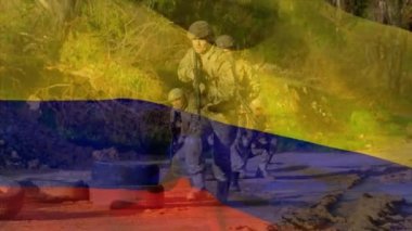 Kolombiya bayrağının, çeşitli erkek askerlerin silahlarıyla yürümesi üzerine çizilmiş hali. Küresel vatanseverlik, askeri ve dijital arayüz kavramı, dijital olarak üretilen video.