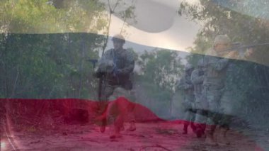 Rus bayrağının, çeşitli erkek askerlerin silahlarıyla yürümesi üzerine çizilmiş hali. Küresel vatanseverlik, askeri ve dijital arayüz kavramı, dijital olarak üretilen video.