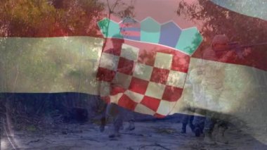 Çeşitli erkek askerlerin silahlı yürümesi üzerine Hırvat bayrağının canlandırılması. Küresel vatanseverlik, askeri ve dijital arayüz kavramı, dijital olarak üretilen video.