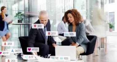 Ofisteki çeşitli iş adamları üzerinde sosyal medya veri işleme animasyonu. Dijital olarak oluşturulmuş küresel sosyal medya, bağlantılar, hesaplama ve veri işleme kavramı.