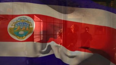 Kosta Rika bayrağının, silahlı ve teröristlerle mücadele eden çeşitli erkek teröristler üzerinde canlandırılması. Küresel vatanseverlik, askeri ve dijital arayüz kavramı, dijital olarak üretilen video.