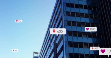 Şehir manzarası üzerinde sosyal medya veri işleme animasyonu. Dijital olarak oluşturulmuş küresel sosyal medya, bağlantılar, hesaplama ve veri işleme kavramı.