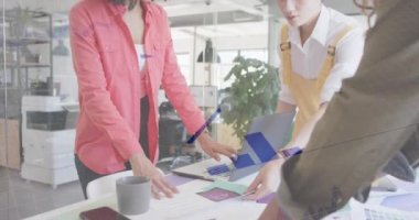 Ofiste toplanan çeşitli iş adamlarının finansal veri işleme animasyonları. İş, finans, takım çalışması ve dijital video arayüzü kavramı.