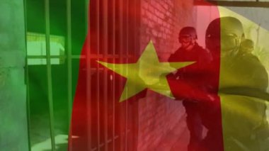 Çeşitli erkek sayaç teröristlerin üzerinde silahlı kamerun bayrağı canlandırması. Küresel vatanseverlik, askeri ve dijital arayüz kavramı, dijital olarak üretilen video.