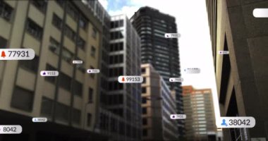 Şehir manzarası üzerinde sosyal medya veri işleme animasyonu. Dijital olarak oluşturulmuş küresel sosyal medya, bağlantılar, hesaplama ve veri işleme kavramı.