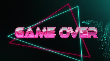 Oyunun animasyonu metin üzerinde ve neon izlerin üzerinde neon üçgenler üzerinde. Geçmişe dönük gelecek ve dijital arayüz kavramı, dijital olarak oluşturulmuş video.