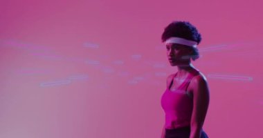 Afro-Amerikan bayan tenis oyuncusu üzerinden veri işleme animasyonu. Dijital video oyunu, dijital arayüz ve veri işleme kavramı dijital olarak oluşturuldu.