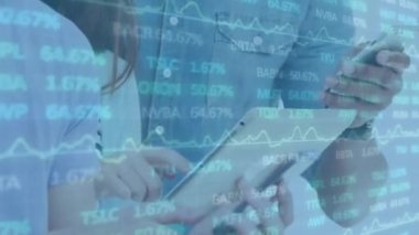 Teknolojiyi kullanan beyaz iş adamları üzerinde veri işleme ve borsa animasyonları. Küresel iş ve dijital arayüz, dijital olarak oluşturulan video.