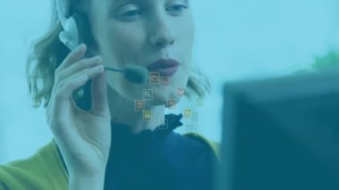 Kafkasyalı iş kadınının üzerinde telefon kulaklığı olan bir dünya animasyonu. İş, iletişim ve dijital arayüz kavramı dijital olarak oluşturulmuş video.