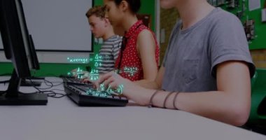 Çeşitli okul çocukları üzerinde denklem ve veri işleme animasyonları. Küresel eğitim, öğrenim, okul, dijital arayüz ve dijital olarak oluşturulan veri işleme kavramı.