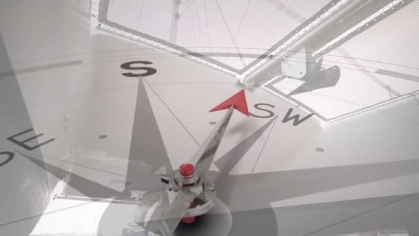 Анімація Компаса Рухається Над Внутрішньою Частиною Яхти Концепція Подорожей Транспорту — стокове відео