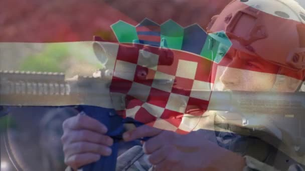 Animation Flagga Kroatia Över Kaukasiska Manliga Soldat Siktar Med Gevär — Stockvideo