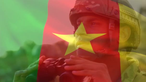 用双筒望远镜在高加索男性士兵身上投射出迷彩旗 全球爱国主义 军事和数字接口概念 数字视频 — 图库视频影像