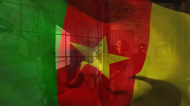 Animace Vlajky Kamerunu Nad Různými Mužskými Protiteroristy Zbraněmi Teroristy Globální — Stock video