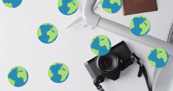 白い背景にスーツケース パスポート カメラ 飛行機モデル上のグローブのアニメーション ライフスタイルと旅行のコンセプトデジタル生成ビデオ — ストック動画