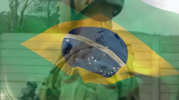 Animacja Flagi Brazylijskiej Nad Białymi Żołnierzami Chodzącymi Bronią Globalny Patriotyzm — Wideo stockowe