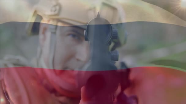 ライフルを狙う白人男性兵士の上にロシアの旗のアニメーション グローバル愛国心 デジタルインターフェースの概念 デジタルで生成されたビデオ — ストック動画